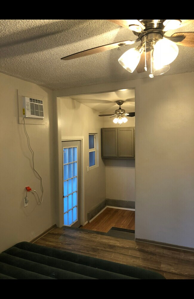 El dormitorio principal tiene una oficina adicional o un área de vestidor, nuevos azulejos impresos en blanco y negro. - 2661 Newell St