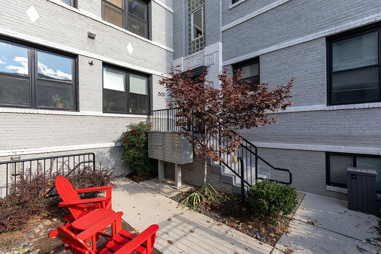 Primary Photo - Columbia Heights One Bed/One Bath Updated ...