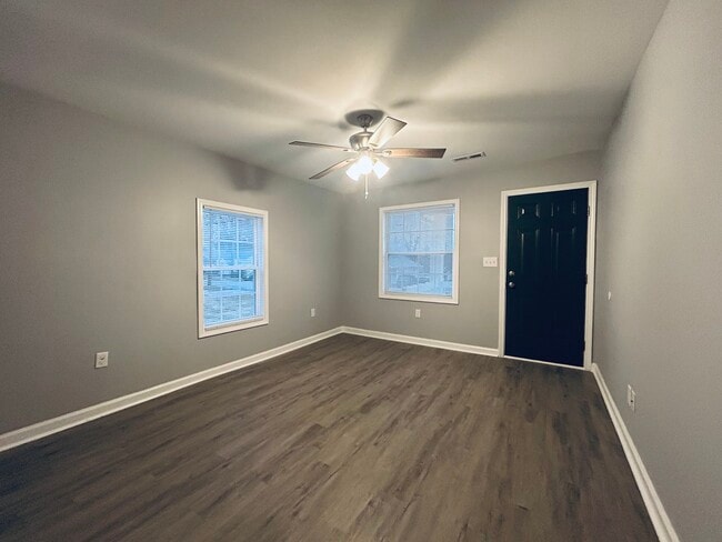 Foto del edificio - 1405 Leonard Ave