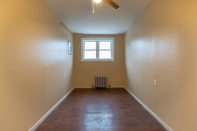 Building Photo - Recently renovated 1 bedroom, 1 bathroom a...