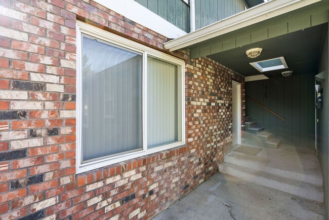 Building Photo - 6125 N Addison St