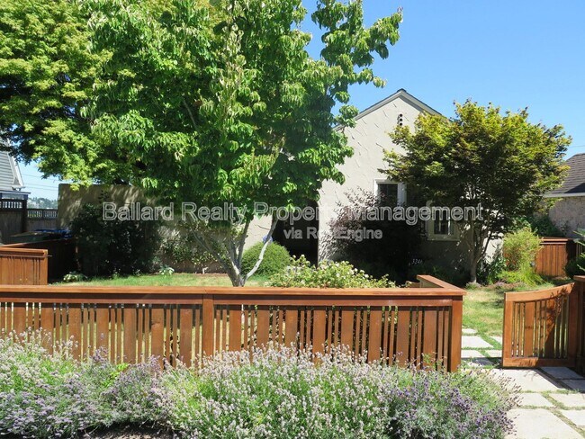 Foto del edificio - 3246 Conkling Pl W