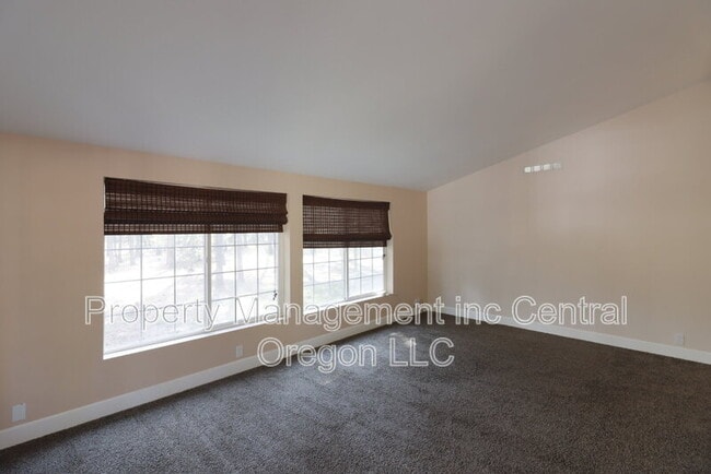 Building Photo - 15550 Rim Dr