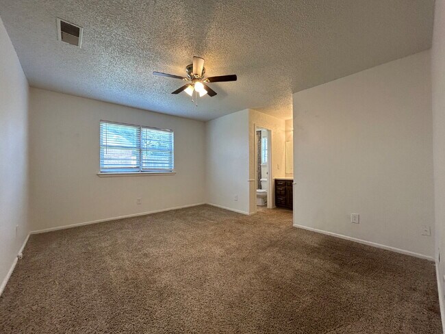 Foto del edificio - Charming 3-Bedroom Lubbock Home with Cozy ...