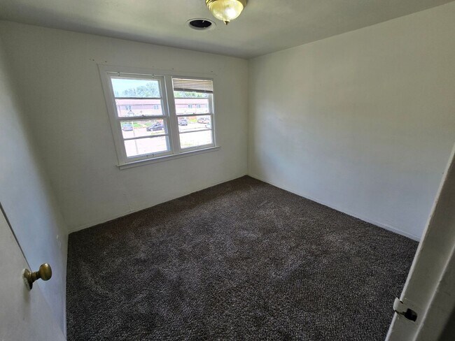 Foto del edificio - $1100 3 Bed 1 Bath Townhome