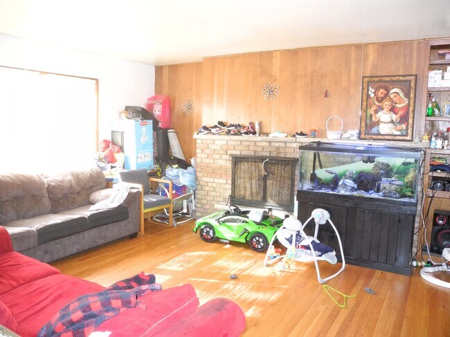 Foto del edificio - 6200 Strathmore Ln