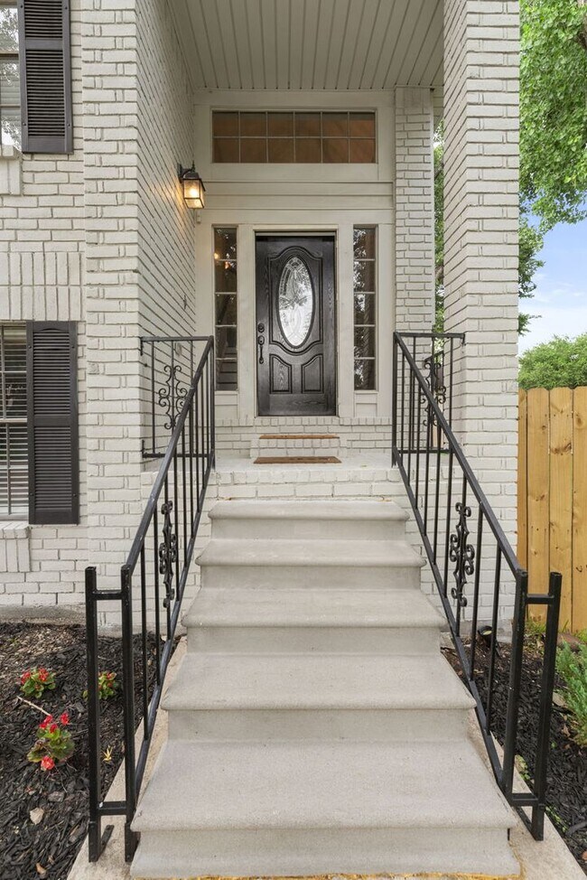 Foto del edificio - Beautiful just remodeled from top to botto...