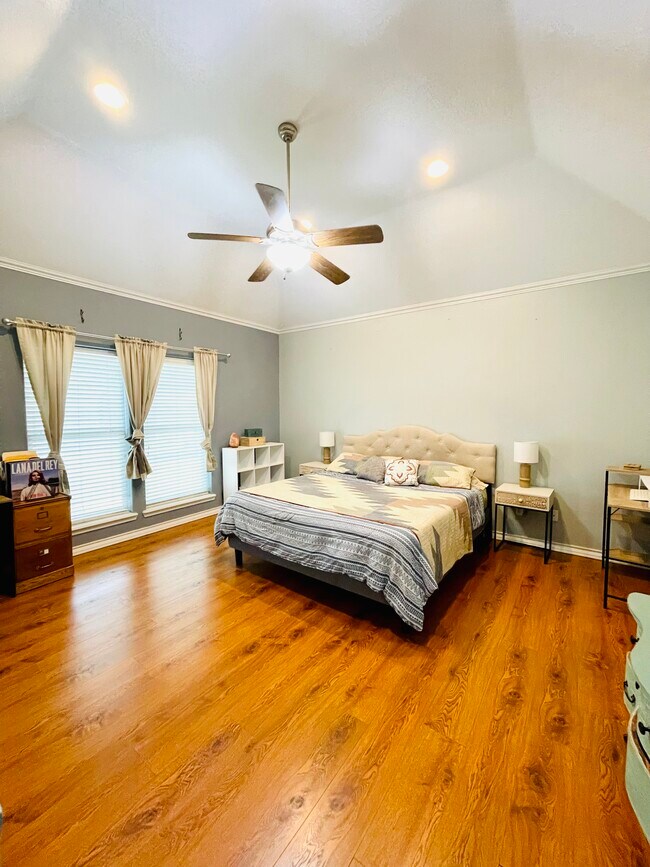 Building Photo - 413 Pinehurst