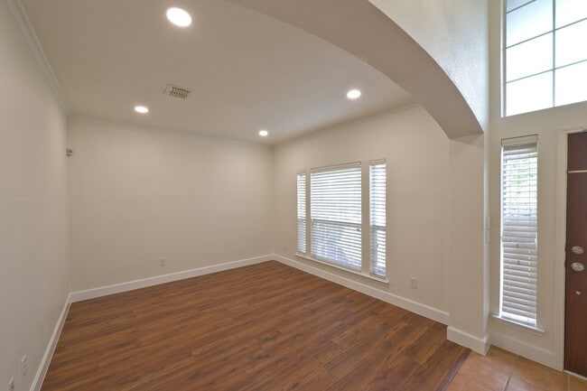 Building Photo - 3001 Claybrook Dr