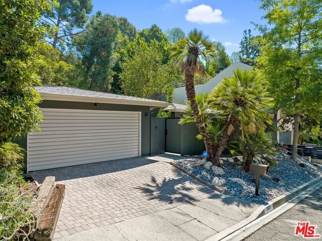 Building Photo - 2820 Nichols Canyon Pl
