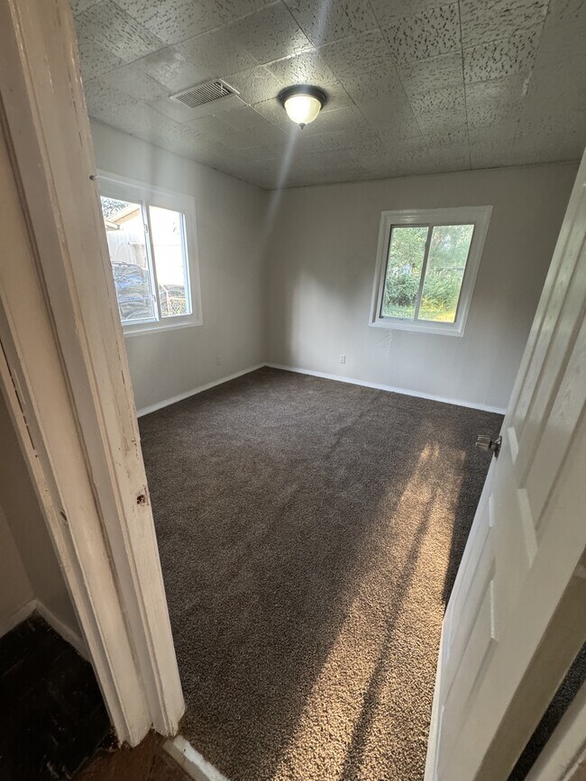 Building Photo - 305 SE Arter Ave