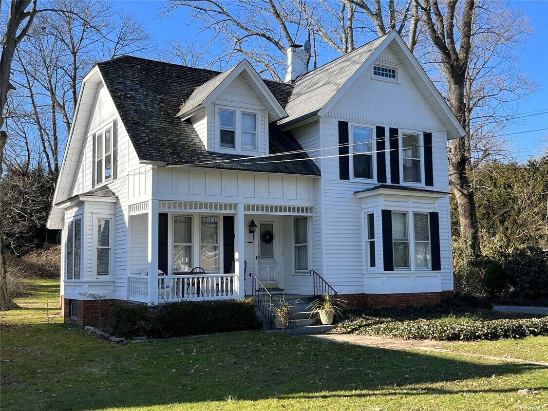 Primary Photo - 71 W Neck Rd