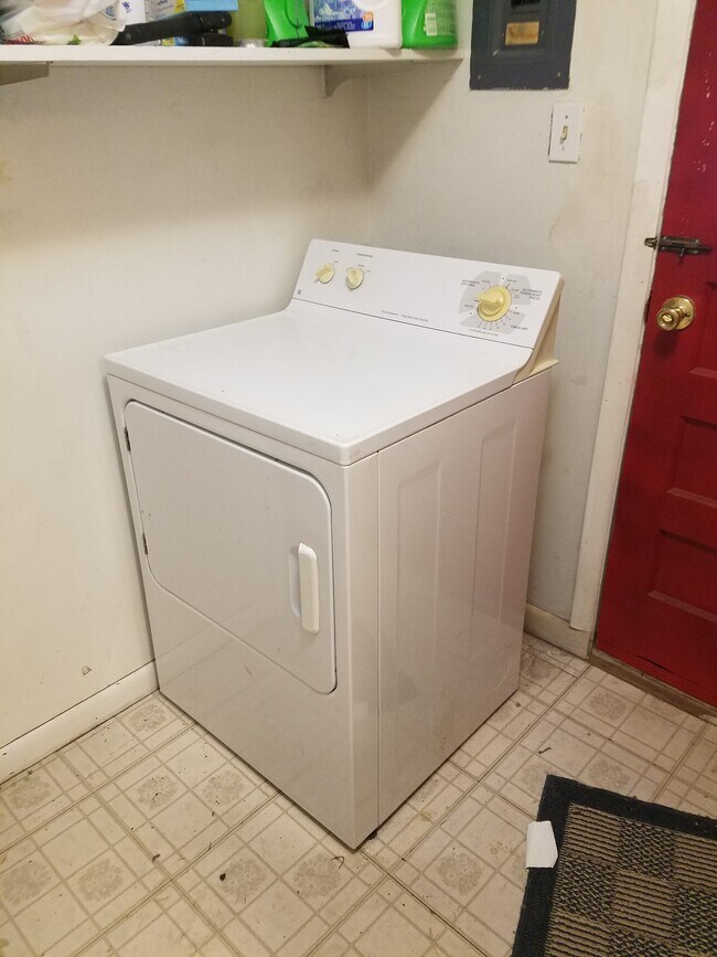 Lavadora y secadora incluidas - 609 W Lake St