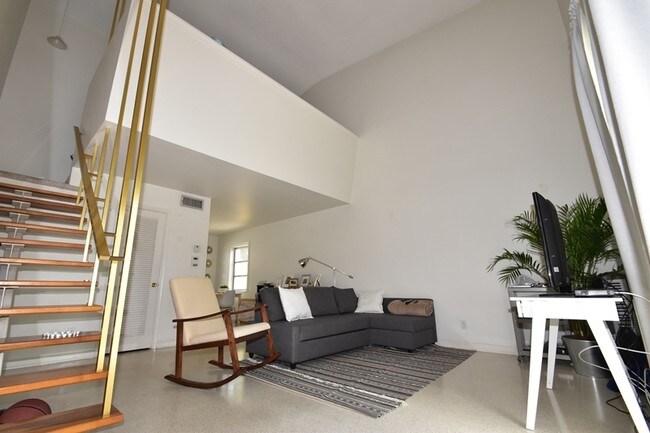 Building Photo - 811-817 E Broward Blvd