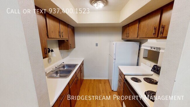 Building Photo - Updated middle level 1 bedroom, 1 bath uni...