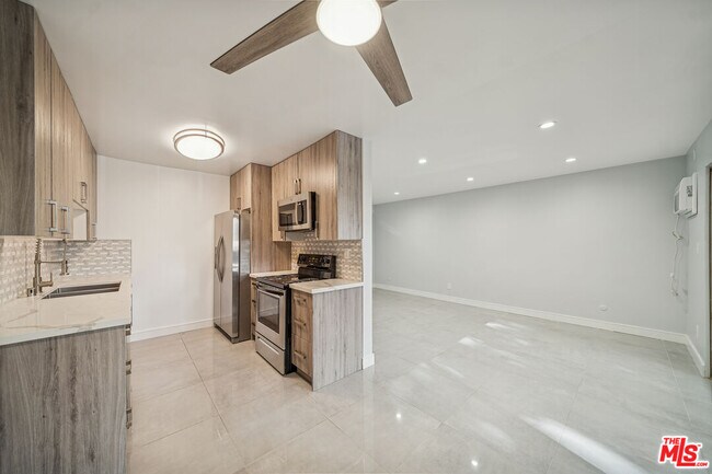 Foto del edificio - 7545 Hampton Ave