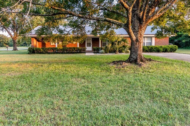 Building Photo - 3/2 Brick House with Solar Panels in Crest...