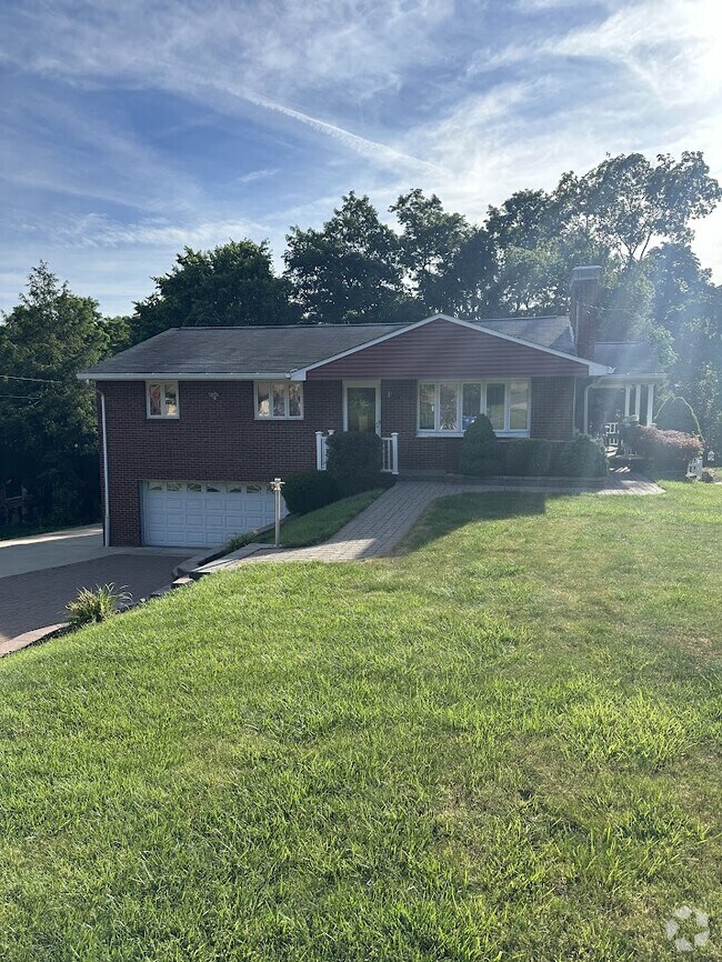 Meadowcrest Apartments for Rent with Washer & Dryer Pittsburgh, PA