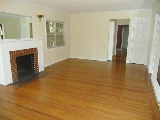 Building Photo - Nice 2+ Bedroom 2 Bath House w/Bonus Room