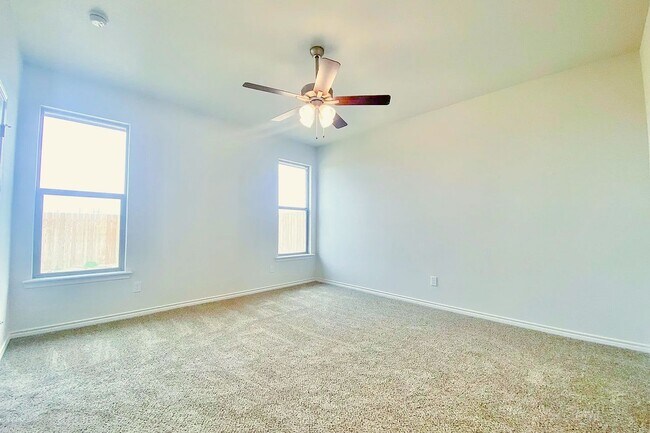 Building Photo - Rare 4 Bedroom With Washer & Dryer