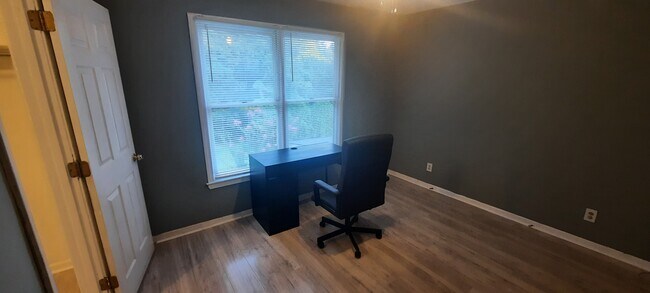 Foto del edificio - 2450 Sherrie Ln SW