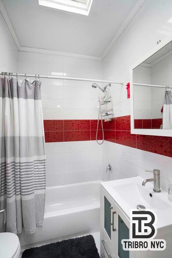 Foto principal - 3 bedroom in ASTORIA NY 11105