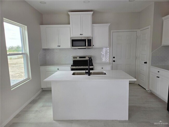 Building Photo - 13 E Royal Palm Dr