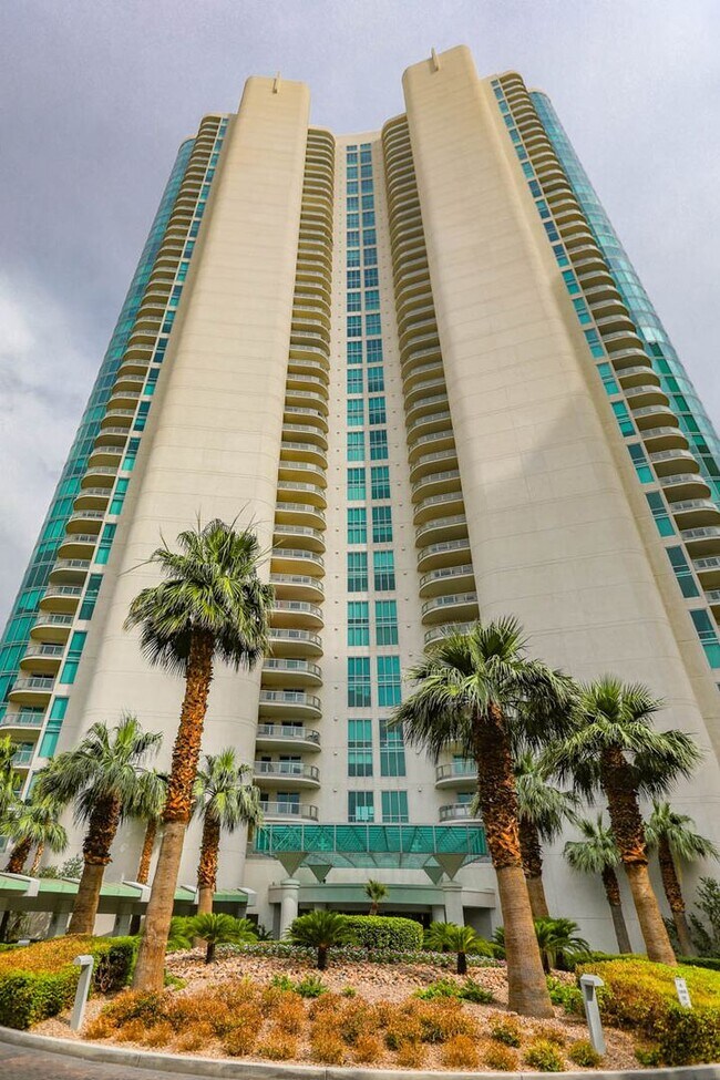 Foto del edificio - Turnberry Tower Beauty With Stunning Views