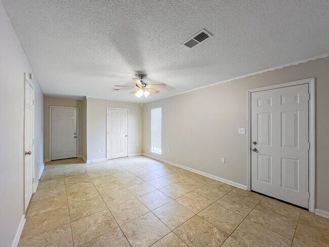 Foto del edificio - 3380 Laurel Dr