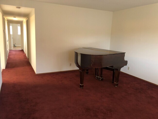 Foto del edificio - 4bd/2ba - Bedroom Home with a Lap Pool! Excellent Location - Coming Soon!