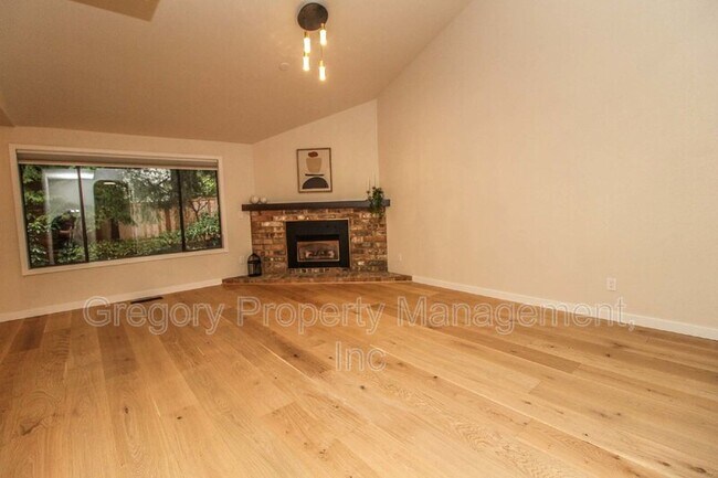 Foto del edificio - 1805 Village Green Dr