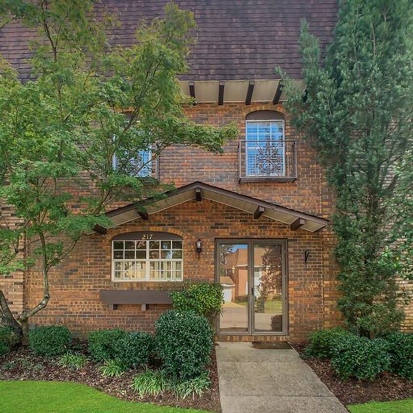 Foto principal - Cozy 3 Bed 2 Bath Available Fall 2025!