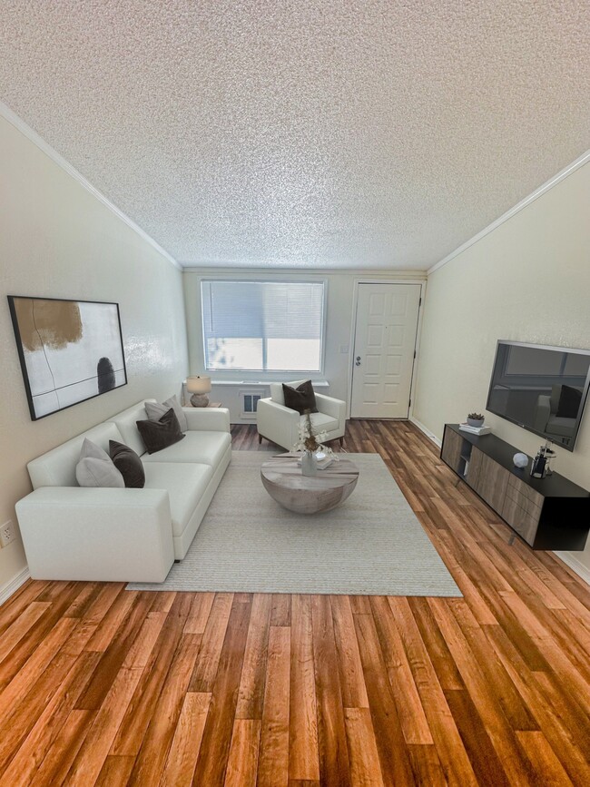 Ingrese a amplias salas de estar diseñadas con grandes ventanas y paletas de colores versátiles, listas para complementar su estilo personal. - Beach Bluff Apartments