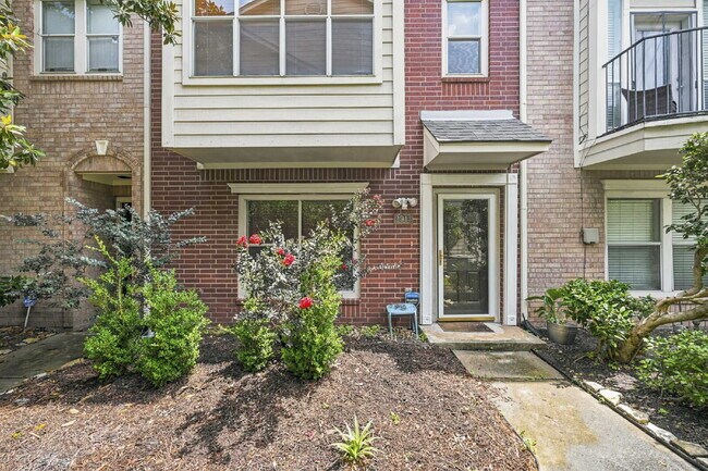 Foto del edificio - "Chic Urban Living: Spacious 2-Bed, 2-Bath Townhouse in Houston's Heart!"