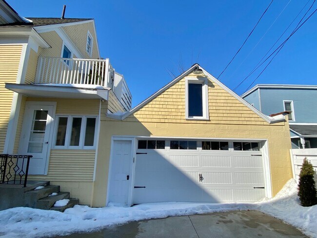 Building Photo - 229 Crescent NE- Walk to Medical Mile- Wat...