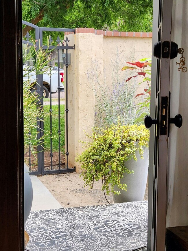 Foto del edificio - 521 W Cypress St