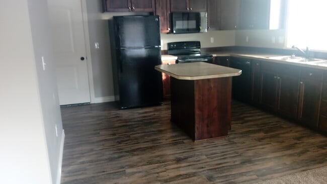 Building Photo - 3 bedroom 2.5 bath Rock Creek Town Home wi...