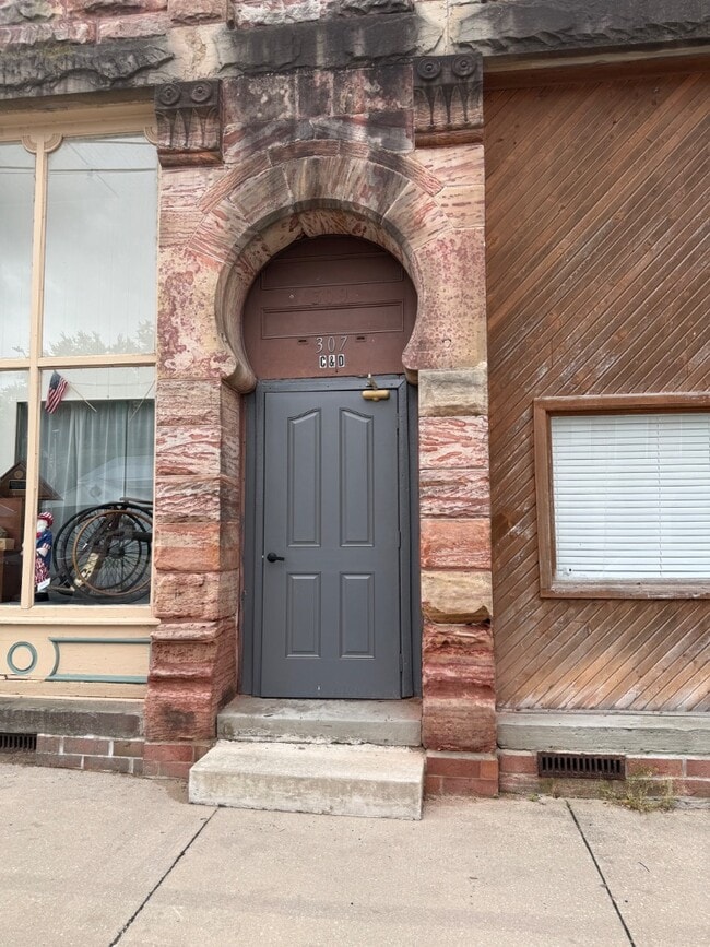 Building Photo - 307 E Bridge St