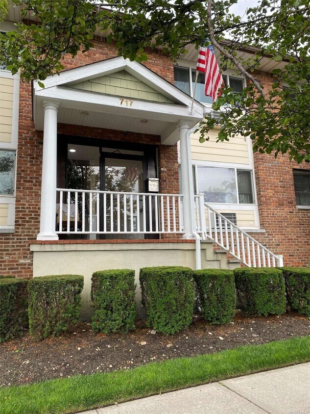 Primary Photo - 717 Willis Ave