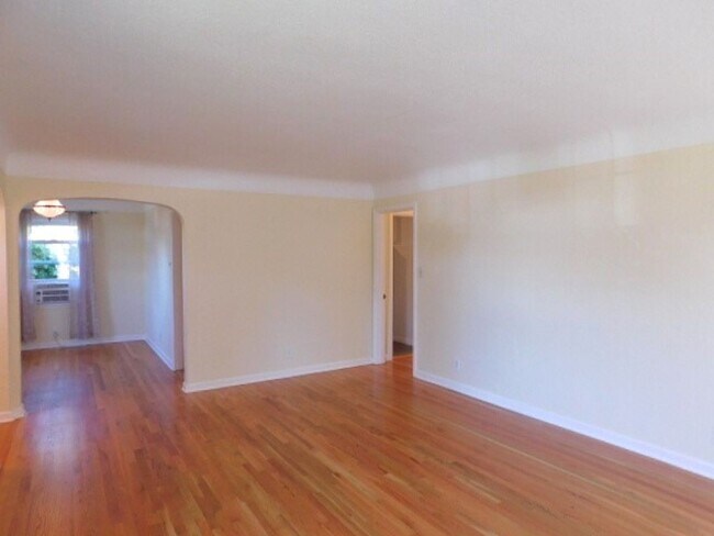 Building Photo - 3Bd/1Ba Two Story House w/ Basement - Avai...