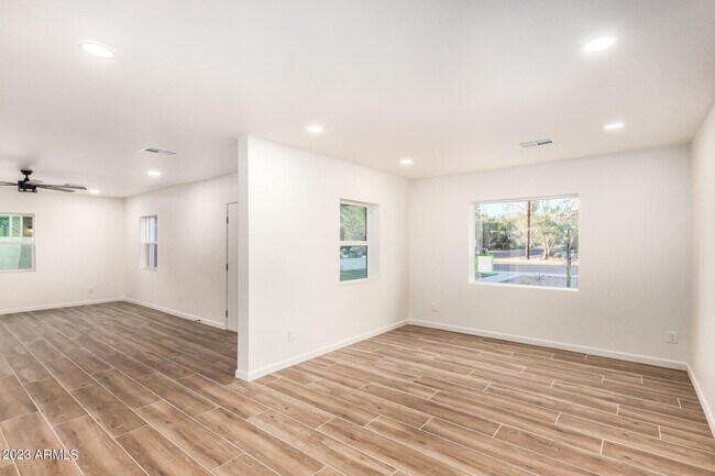 Building Photo - 333 W Clarendon Ave