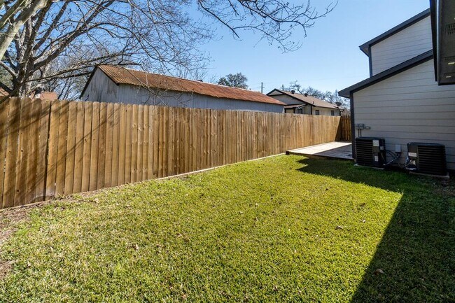 Building Photo - 207 N Poplar St