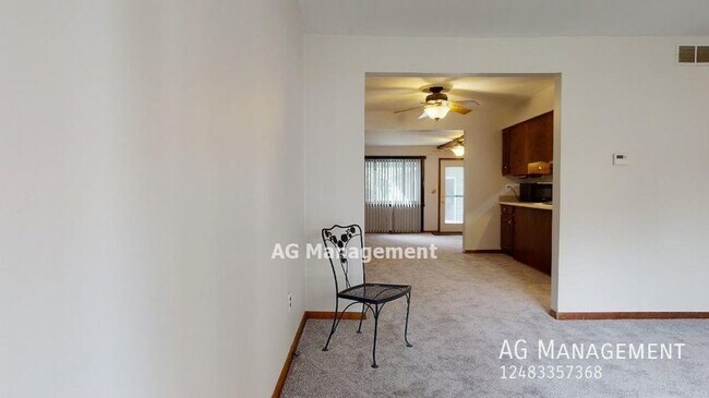 Building Photo - 2701 Columbia Rd - Spacious Berkley 3Bed/1...