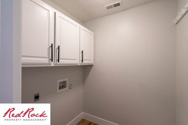 Foto del edificio - 3 Bedroom Home With 2 Car Garage In St. George