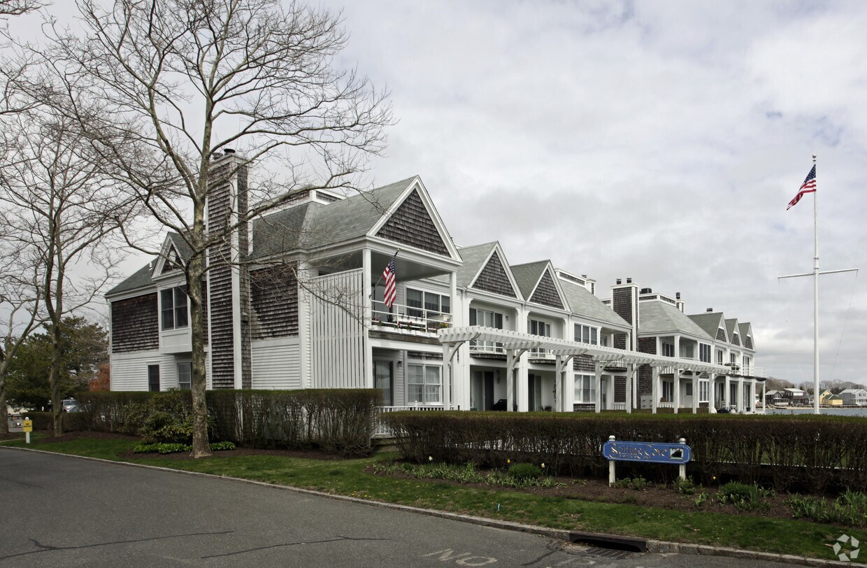 Stirling Cove Apartments in Greenport, NY