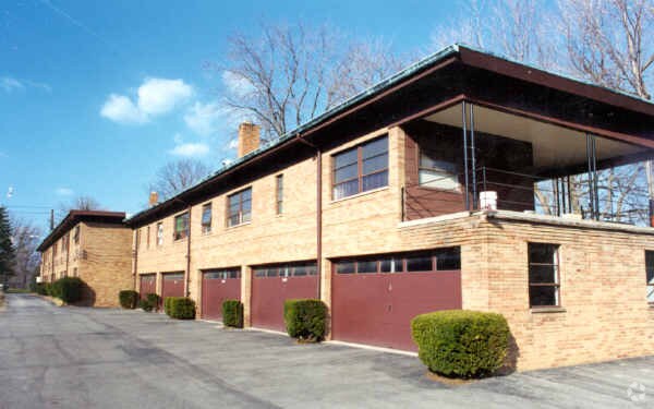 Foto principal - 19925-19945 Lorain Rd