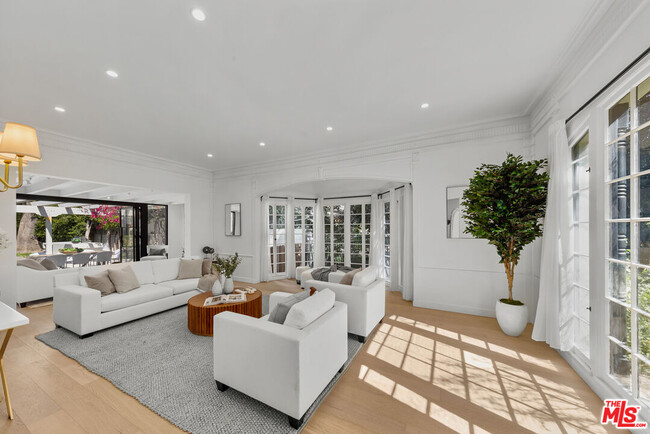 Building Photo - 712 N Rodeo Dr