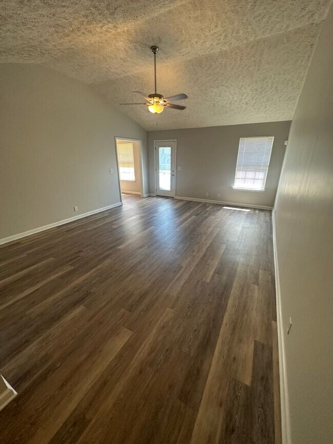 Building Photo - Charming 3 BR, 2 BA, 2 Car Garage Near MTSU