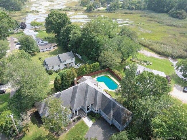 Building Photo - 5 Thompson Ln