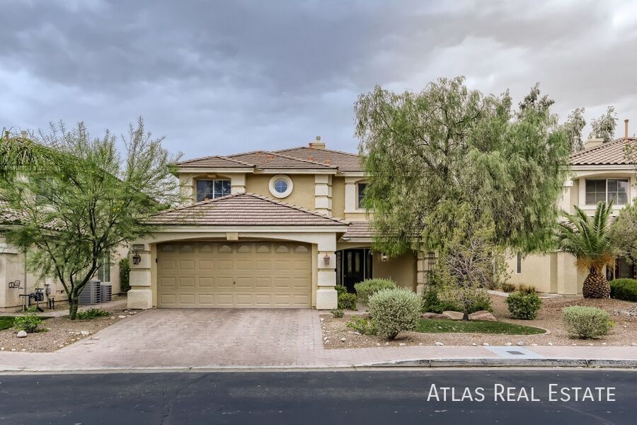 Foto principal - 10995 Royal Highlands St